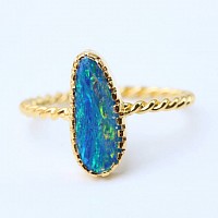 18k gold twist band ring with Australian opal