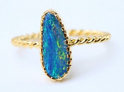 stunning 18k gold twist band ring with australian opal doublet gemstone